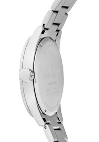Reloj de acero inoxidable plateado con un acabado pulido, una caja redonda y una pulsera de metal. Presenta una corona y detalles grabados en la parte trasera.