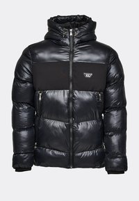 Schwarze Pufferjacke mit glänzendem Finish, ausgestattet mit einem einfarbigen schwarzen Einsatz und Reißverschlusstaschen. Enthält eine Kapuze mit Kordelzug und ein Logopatch.