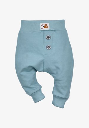 Hellblaue Baumwoll-Babypants mit einem gerippten Bund, zwei grauen Knopfakzenten und einem kleinen Markenlabel mit einem Cartoon-Tierkopf.