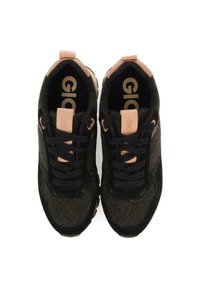 Baskets de sport noires et grises avec une tige texturée, lacets noirs et accents rose pâle. Dispose d'un col rembourré et d'un logo sur la languette.