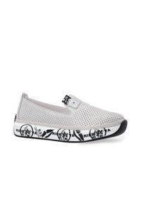 Helle graue Slipper mit einem Obermaterial aus Netzgewebe, schwarzer Gummisohle und weißer Zwischensohle, die mit einem schwarzen Druckdesign versehen ist und eine lockere Passform aufweist.