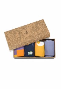 Sættet indeholder fem par sokker i forskellige farver: lilla, orange, navy, gul og lyseblå; mønstrene inkluderer en fisk og en sol.