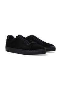 Czarne zamszowe sneakersy o niskim profilu, zaokrąglonym nosku, płaskich sznurówkach i teksturowanej gumowej podeszwie, charakteryzujące się minimalistycznym stylem i matowym wykończeniem.