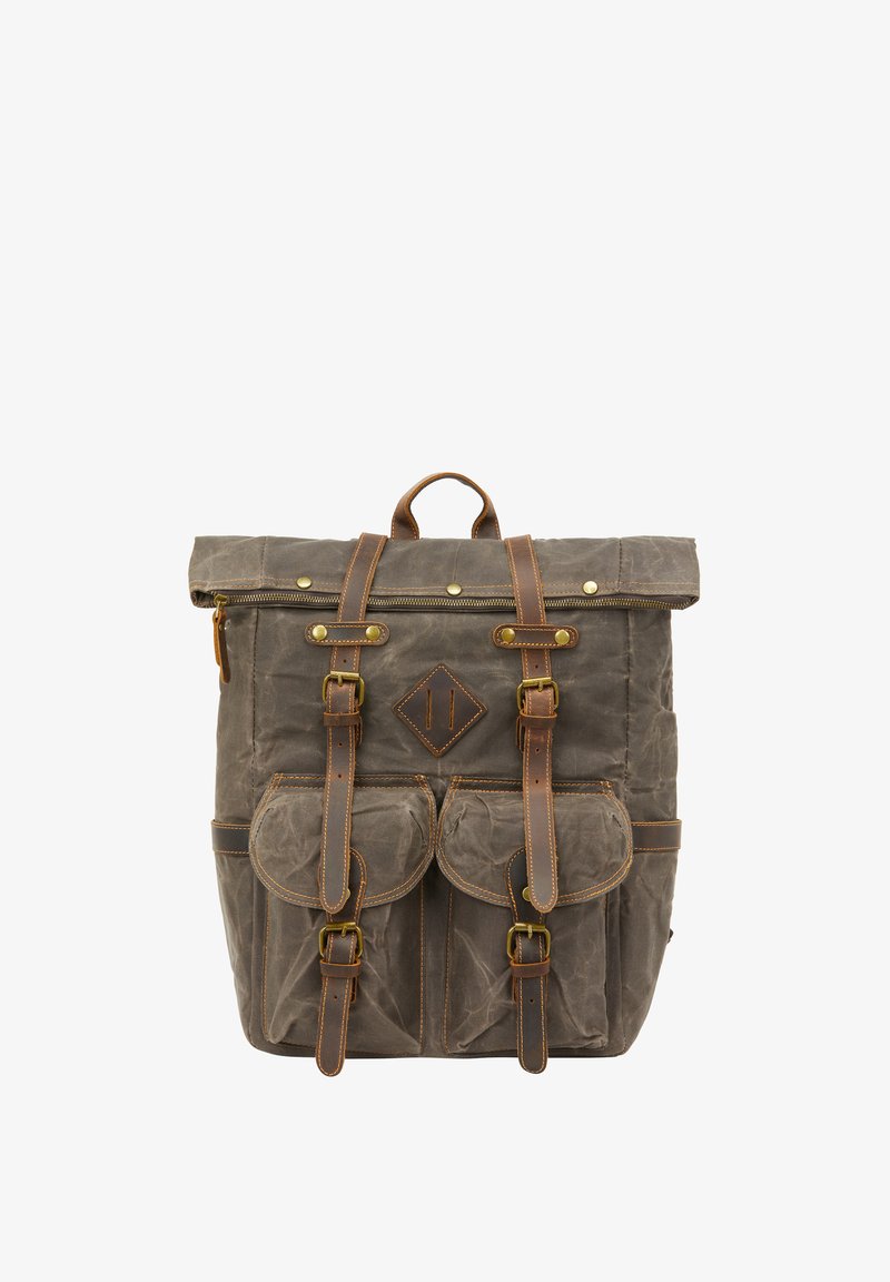 Sac à dos en toile cirée grise avec des accents en cuir brun ; il dispose de bretelles ajustables, de deux poches avant et d'un design roulé.