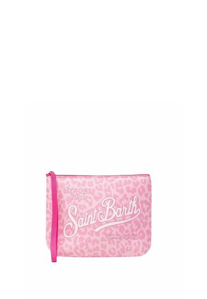 Bustina rosa con cerniera con motivo leopardato e testo "The place to be Saint Barth Summer Paradise" in carattere corsivo bianco.