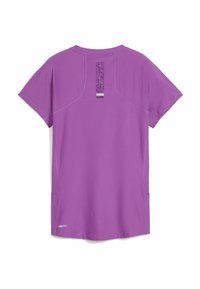 Tričká s krátkym rukávom v živých fialových farbách, s textúrovaným zadným panelom a bočnými vreckami. Obsahuje branding 'PUMA SEASONS'.