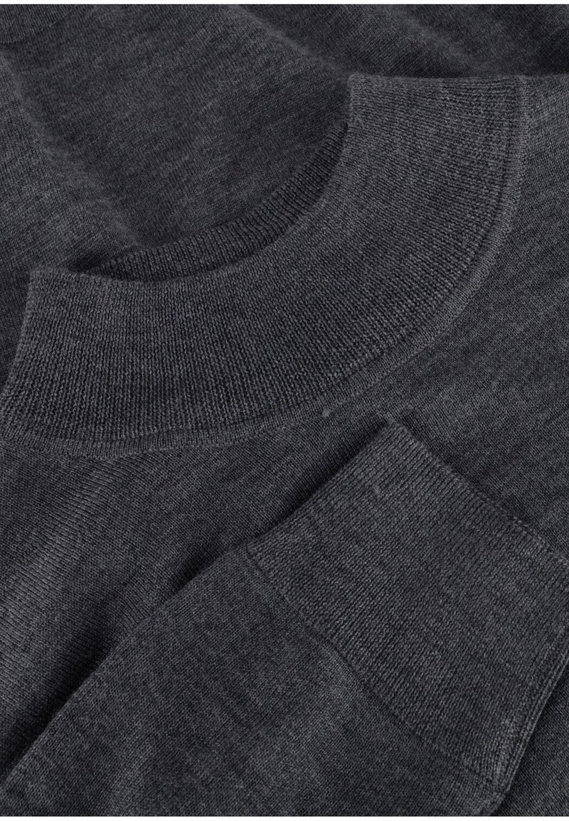 Ciemnoszary sweter dzianinowy z okrągłym dekoltem i ściągaczami na rękawach. Charakteryzuje się gładką teksturą i równomiernym ściegiem w całej powierzchni.