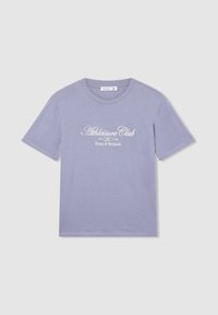 Maglietta a maniche corte lilla in cotone con colletto a girocollo. Presenta una scritta bianca: "Athleisure Club 1993 Relax & Wellness" sulla parte anteriore.