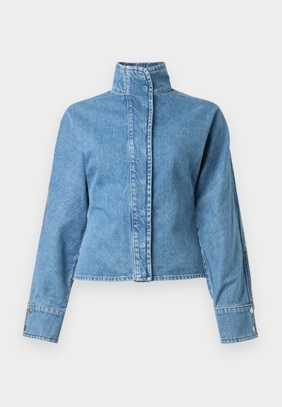 Gaiši zila džinsa jaka ar augstu apkakli, garām piedurknēm un metāla pogu akcentiem. Gluda tekstūra ar kontrastējošām šuvēm.