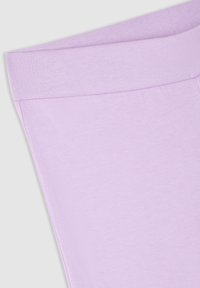 Zbliżenie na złożoną tkaninę lawendową z szerokim pasem, ukazującą gładką teksturę i miękki materiał dzianinowy.