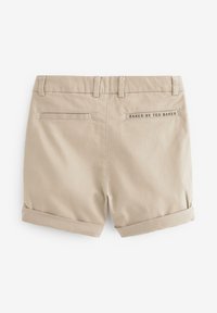 Bēša kokvilnas šorti ar sarullētu malu, ar divām aizmugurējām kabatām un uz jostas sašūtu birku "BAKER BY TED BAKER".