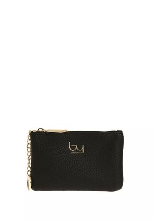 Bustina in pelle nera testurizzata con cerniera, catena dorata, portachiavi e logo "byblos" dorato al centro davanti.