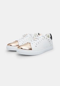 Sneaker bianche con una punta in rose gold lucido, pannelli laterali testurizzati, borchie decorative e un accento del tacco nero a contrasto.