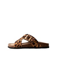 Leopardprint slide sandals met een kruisspeld ontwerp, kurken voetbed en een gouden gespaccent. Rubberen buitenzool voor grip en stabiliteit.