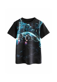 Schwarzes Baumwoll-T-Shirt mit einem lebendigen, futuristischen Auto-Graphic in Blau und Rot vor einem Stadtansicht-Hintergrund. Kurze Ärmel und Rundhalsausschnitt.