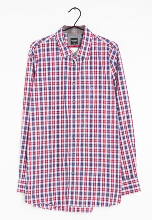 Męska koszula z długim rękawem zapinana na guziki, w czerwoną, białą i niebieską kratę, wisząca na czarnym wieszaku na białym tle.