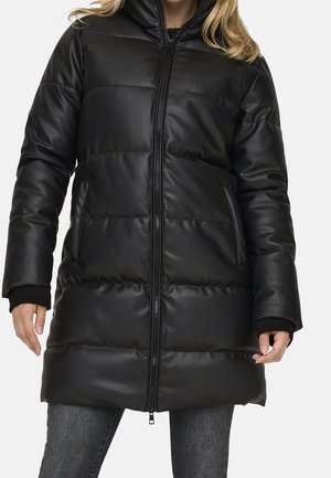 Sort, polstret dunjakke med høj krave, lynlås lukning og sidelommer. Glat, blankt syntetisk lædermateriale. Lange ærmer med ribbede manchetter.