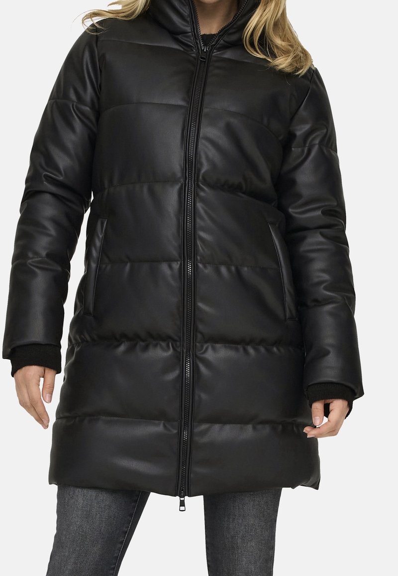 Zwarte, gewatteerde pufferjas met een hoge kraag, ritssluiting en zijzakken. Glad, glanzend faux leren materiaal. Lange mouwen met rib gebreide manchet.