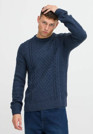 Navyblauw gebreid sweatshirt met textuurpatronen, ronde hals en geribde boorden en zoom. Heeft een kabelbreipatroon en zachte stof.