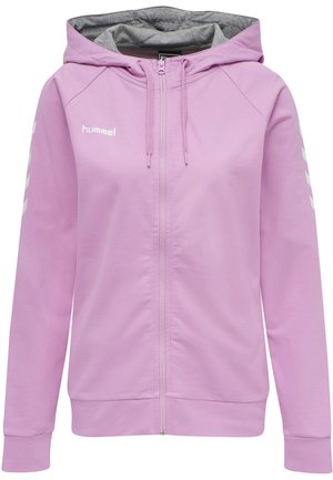 Lichtroze ritsjack met een grijze binnenvoering, voorzien van een wit logo en accenten, sportieve uitstraling, ribgebreide manchetten en een capuchon met trekkoord.