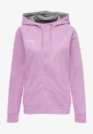Lyserød zip-up hoodie med grå indvendig foring, udstyret med hvidt logo og accenter, sportstilsdesign, ribbede manchetter og hætte med snor.