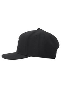 Schwarze Baseballmütze mit gebogenem Schirm, aus Stoff gefertigt, mit einem Logo-Patch auf der Vorderseite und sechs Belüftungsöchern an den Seiten.