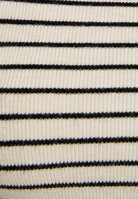 Tejido de punto acanalado en color crema con rayas horizontales negras. Presenta una textura suave y un patrón uniforme en toda la superficie.