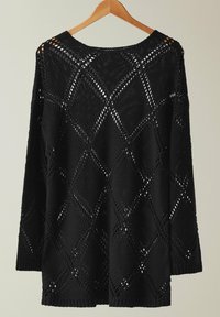 Schwarzer, gestrickter Pullover mit lockerer Passform, strukturiertem Rautenmuster und weitem Ausschnitt. Lange Ärmel mit gerippten Bündchen, hängen an einem Holzständer.