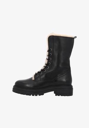 Schwarze Lederhohe Stiefel mit dicker Profilsohle, Schnürung vorne und beigem Lammfellfutter, das entlang der Zunge und Kanten des Schafts sichtbar ist.