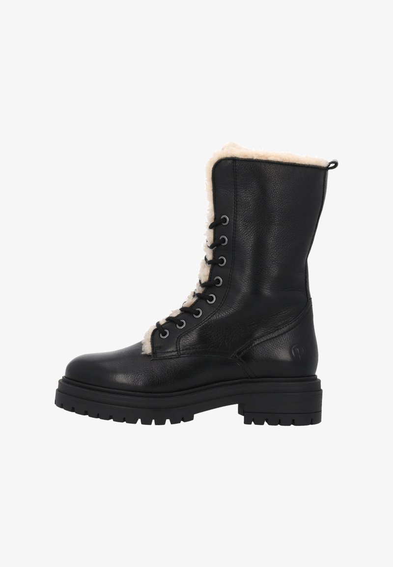 Bota alta de cuero negro con suela gruesa tipo lugs, cierre de cordones en la parte delantera y forro de borreguito beige visible a lo largo de la lengüeta y los bordes del caño.