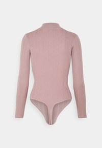 Body à manches longues en tissu côtelé rose doux ; col montant ; silhouette ajustée ; dos échancré ; coutures minimales pour un rendu lisse.