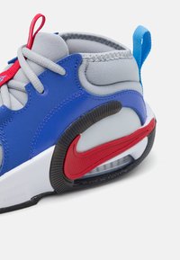 Nike Performance AIR ZOOM CROSSOVER 2 UNISEX - Obuća za košarku - wolf grey/gym red/black/university blue