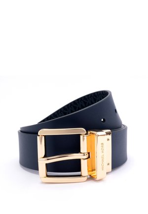 Ceinture en cuir bleu marine enroulée avec une boucle rectangulaire dorée et "Michael Kors" gravé sur le côté de la boucle.