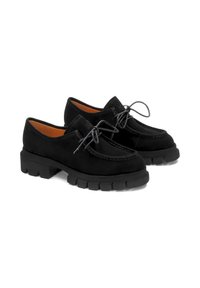 Pantofi din suede negru cu talpă din cauciuc masivă. Caracteristicile includ șireturi și detalii cusute pe partea superioară pentru un plus de textură.