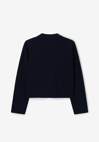 Marineblauwe crop sweater met lange mouwen, een platte kraag en een gladde textuur. Eenvoudig ontwerp zonder zichtbare details of patronen.