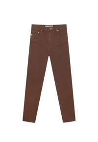 Jeans de algodón marrón con corte ajustado. Cuenta con bolsillos delanteros, bolsillos traseros tipo parche y cierre de botón metálico. Textura suave, sin patrones visibles.