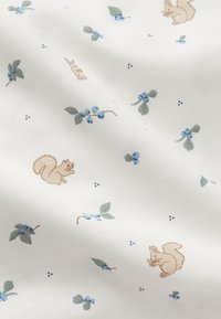 Bawełniany materiał z białym tłem, na którym znajduje się powtarzający się wzór brązowych wiewiórek i niebieskich jagód z zielonymi liśćmi.