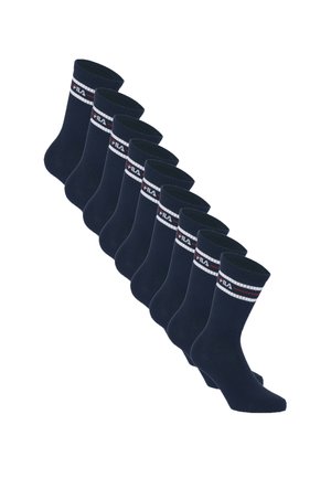 Otte par sorte mellemlange sokker med hvide og røde striber og FILA-logo nær toppen, arrangeret diagonalt på en hvid baggrund.