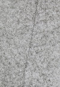 Szara, teksturowana tkanina o wzorze w jodełkę, z różnymi odcieniami jasnoszarym i ciemnoszarym. Miękka i wyglądająca na dzianinę.