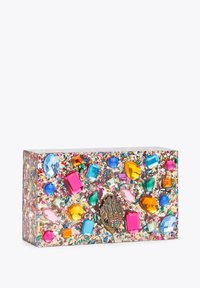Kolorowa, prostokątna kopertówka ozdobiona różnorodnymi geometrycznymi kamieniami, metalicznymi akcentami oraz błyszczącą powierzchnią.
