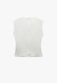 Witte mouwloze top met een ronde halslijn, een gestructureerde stof en een centrale naad op de rug, voorzien van een discrete ritsclosure.