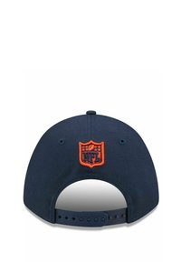 Marineblaue Baseballmütze mit einem gestickten orangen NFL-Logo auf der Rückseite, ausgestattet mit einem Kunststoff-Snapverschluss und einer glatten Stoffoberfläche.