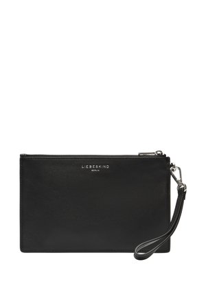 Schwarze Leder-Clutch mit Reißverschluss, ausgestattet mit einem abnehmbaren Handgelenkriemen und geprägtem Markenlogo auf der Vorderseite. Glatte Textur, rechteckige Form.