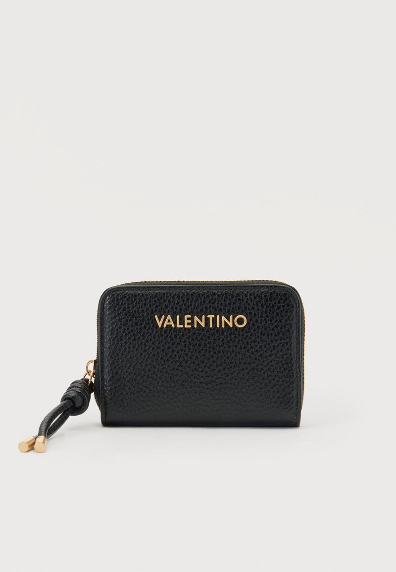 Μαύρο πορτοφόλι από δερματίνη με υφή Valentino, με χρυσό λογότυπο και φερμουάρ με φούντα σε λευκό φόντο.
