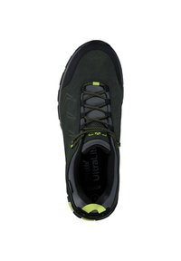 Scarpe da trekking nere e grigie con una tomaia in camoscio e mesh, caratterizzate da accenti gialli e una suola texture. I lacci sono neri con spruzzate gialle.