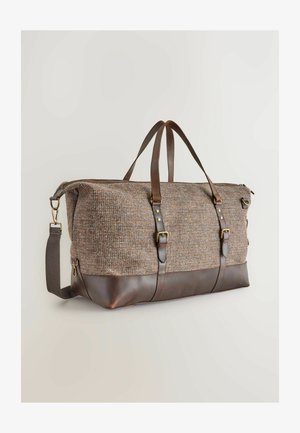 Rjava usnjena torba na dnu z teksturiranim tkanim telesom, dvojni ročaji, nastavljiv ramenski trak in kovinske sponke.