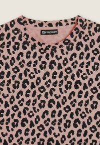 Camiseta rosa de cuello redondo con un patrón de estampado de leopardo negro. Elaborada con tejido suave y de textura lisa. Etiqueta de la marca visible.