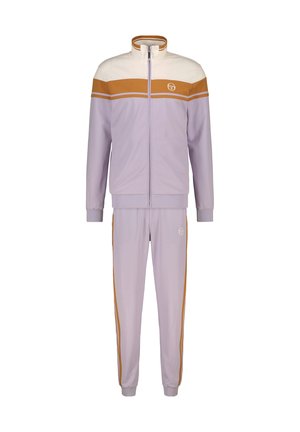 Survêtement violet clair avec des rayures horizontales crème et marron, veste zippée, pantalon assorti, poignets élastiques et détail de logo sur la poitrine.