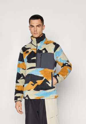 Fleece-Pullover mit hohem Kragen und halbem Reißverschluss, ausgestattet mit einem bunten, abstrakten Camouflage-Muster in Blau, Orange, Schwarz und Beige. Vordertasche in Grau.