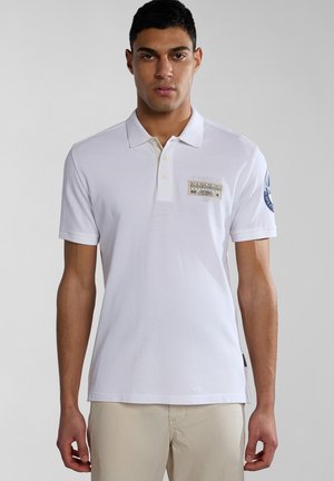 Weißes Poloshirt aus Baumwolle mit einer Knopfleiste mit drei Knöpfen, gesticktem Logo-Patch auf der Brust und einem kontrastierenden Ärmelakzent.